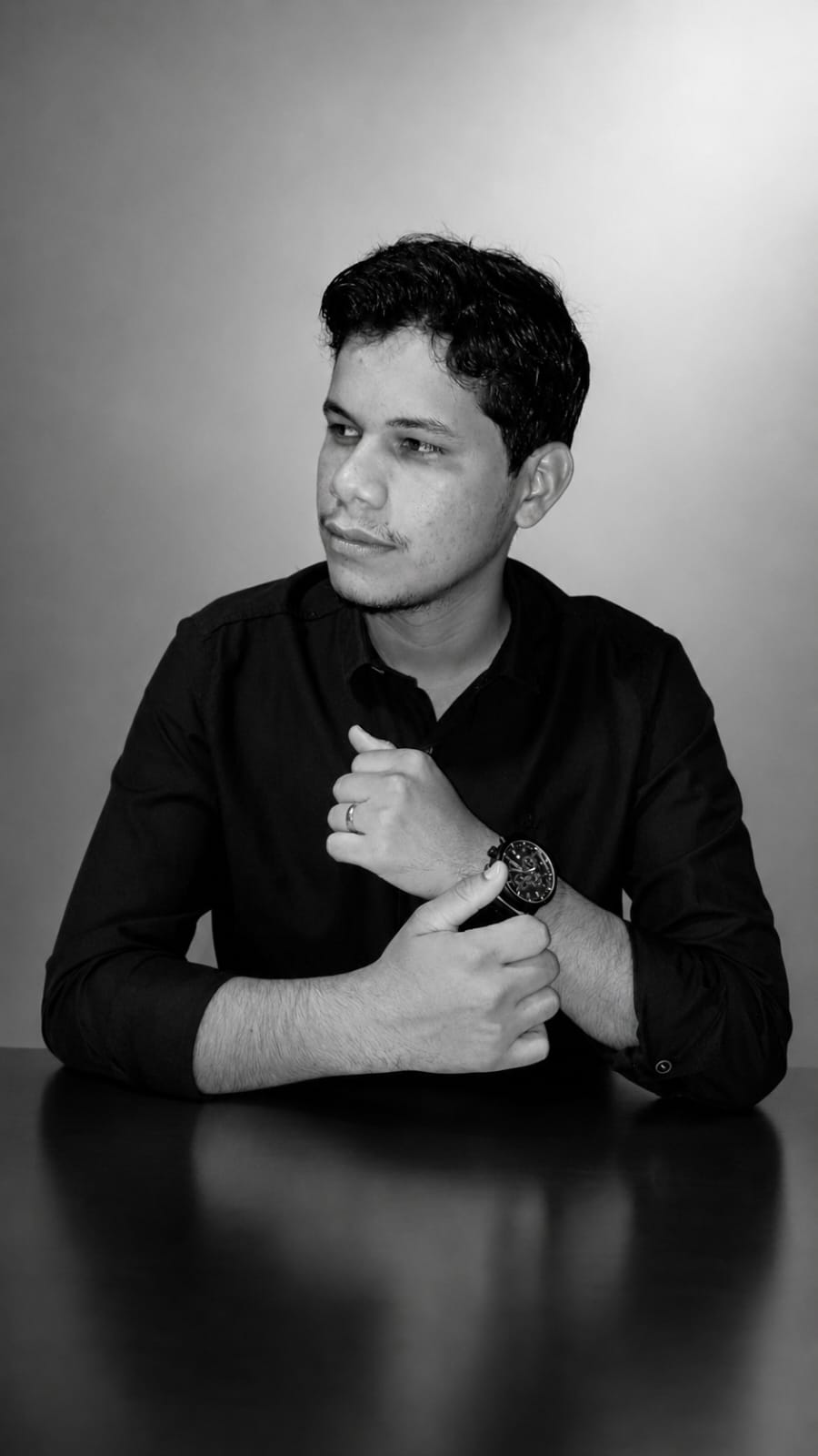 Kaue Guedes em retrato preto e branco